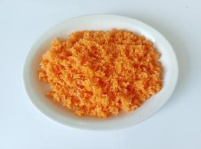 胡萝卜削皮切片再剁成碎。