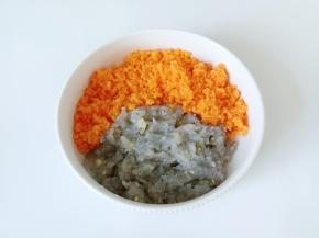 把虾泥，胡萝卜放在一起。