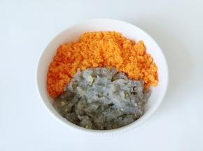 把虾泥，胡萝卜放在一起。