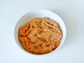 搅拌均匀后加一勺生粉增加粘性。