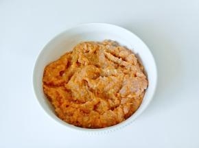 搅拌均匀后加一勺生粉增加粘性。