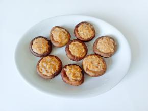 香菇去蒂放上馅料。