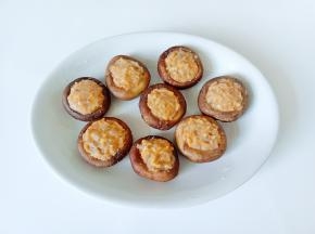 香菇去蒂放上馅料。