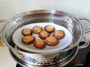 放上蒸锅蒸10分钟。