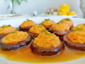 蒸好的汤汁倒出来加点水淀粉勾芡淋上去即可。