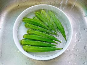 秋葵加盐清洗去表面的毛毛。