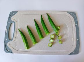 把秋葵的蒂去除。