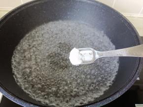 锅里水开加适量的盐与食用油。
