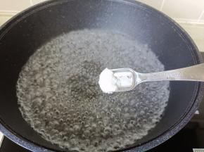 锅里水开加适量的盐与食用油。