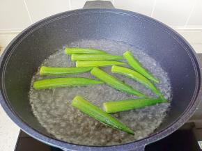 放入秋葵焯水。