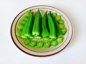 秋葵摆盘。