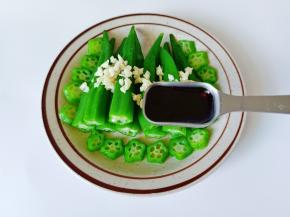 淋上生抽两勺。