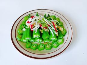 撒上切好的葱丝，红椒丝。