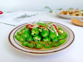 淋上热油，滋啦滋啦的声音响起，快快吃起来吧！