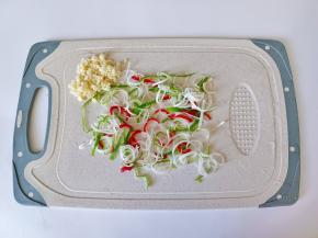 葱姜蒜方便切好备用。