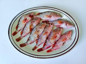 石斑鱼清理干净备用。