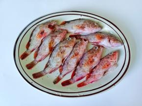 石斑鱼清理干净备用。