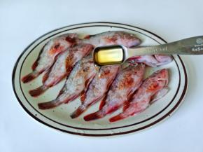 石斑鱼淋上料酒一勺去腥。