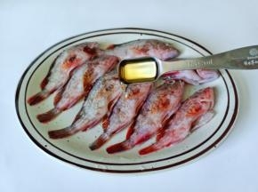 石斑鱼淋上料酒一勺去腥。