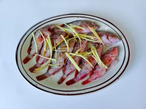 撒上少许的生姜丝。