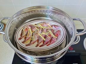 蒸锅加适量的清蒸煮开，水开上锅蒸10分钟左右。