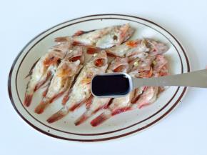 出锅的石斑鱼淋上生抽。