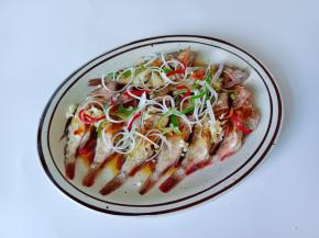 撒上葱丝，红椒丝淋上热油。