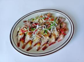 撒上葱丝，红椒丝淋上热油。