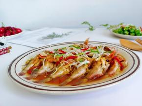 分分钟就可以搞定一盘清蒸石斑鱼，滋味不在话下，汤汁拌饭鲜美无比！