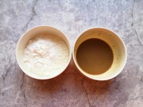 低筋面粉和玉米淀粉提前混合均匀，取10g速溶咖啡用30g牛奶冲好备用。