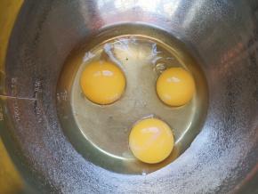 鸡蛋打入打蛋盆里。 