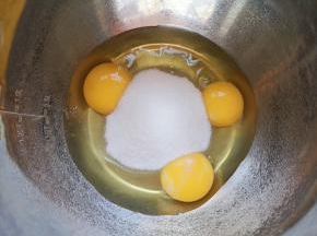 加入细砂糖。 