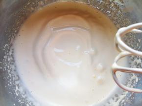 用电动打蛋器打发至，提起打蛋器随意画图案不易消失。 