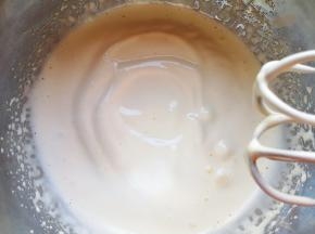 用电动打蛋器打发至，提起打蛋器随意画图案不易消失。 