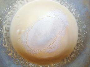 分两次筛入混合好的低筋面粉和玉米淀粉。