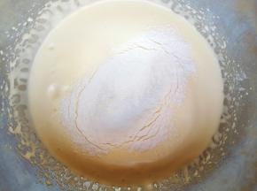 分两次筛入混合好的低筋面粉和玉米淀粉。