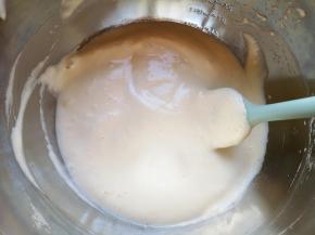 每一次筛入以后都要用刮刀从底部翻拌均匀，再进行下一次筛入。 