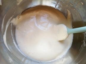 每一次筛入以后都要用刮刀从底部翻拌均匀，再进行下一次筛入。 