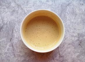 冲好的咖啡里面加入一些打发好的蛋糊混合均匀。