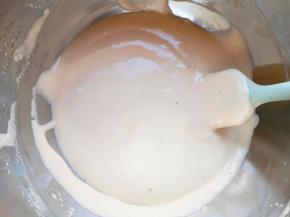 再加入到打蛋盆里混合均匀。