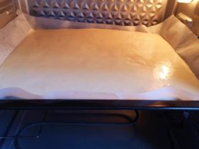 送入预热好的烤箱。 