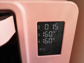 选择烤箱的“蛋糕”功能，上下管160度烤15分钟。 