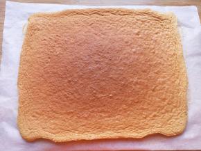 蛋糕取出撕开油纸，晾至温热。