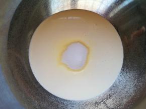 打蛋盆里倒入淡奶油，加入细砂糖。