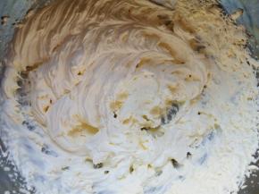 打发至出现纹路。