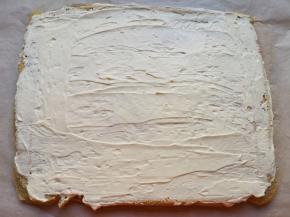 将蛋糕翻面，涂抹上打发好的淡奶油。