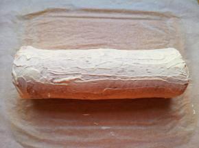 表面再涂上一层淡奶油。