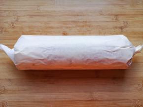 用油纸包起来放在冰箱冷藏定型。