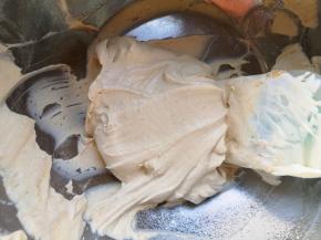 剩下的奶油里面加入剩下的5g咖啡粉混合均匀。