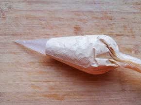 装入裱花袋冷藏备用。